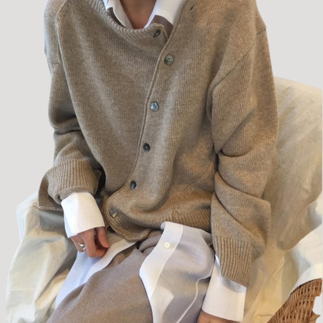 Women’s oversized wool knit cardigan in chunky winter style
