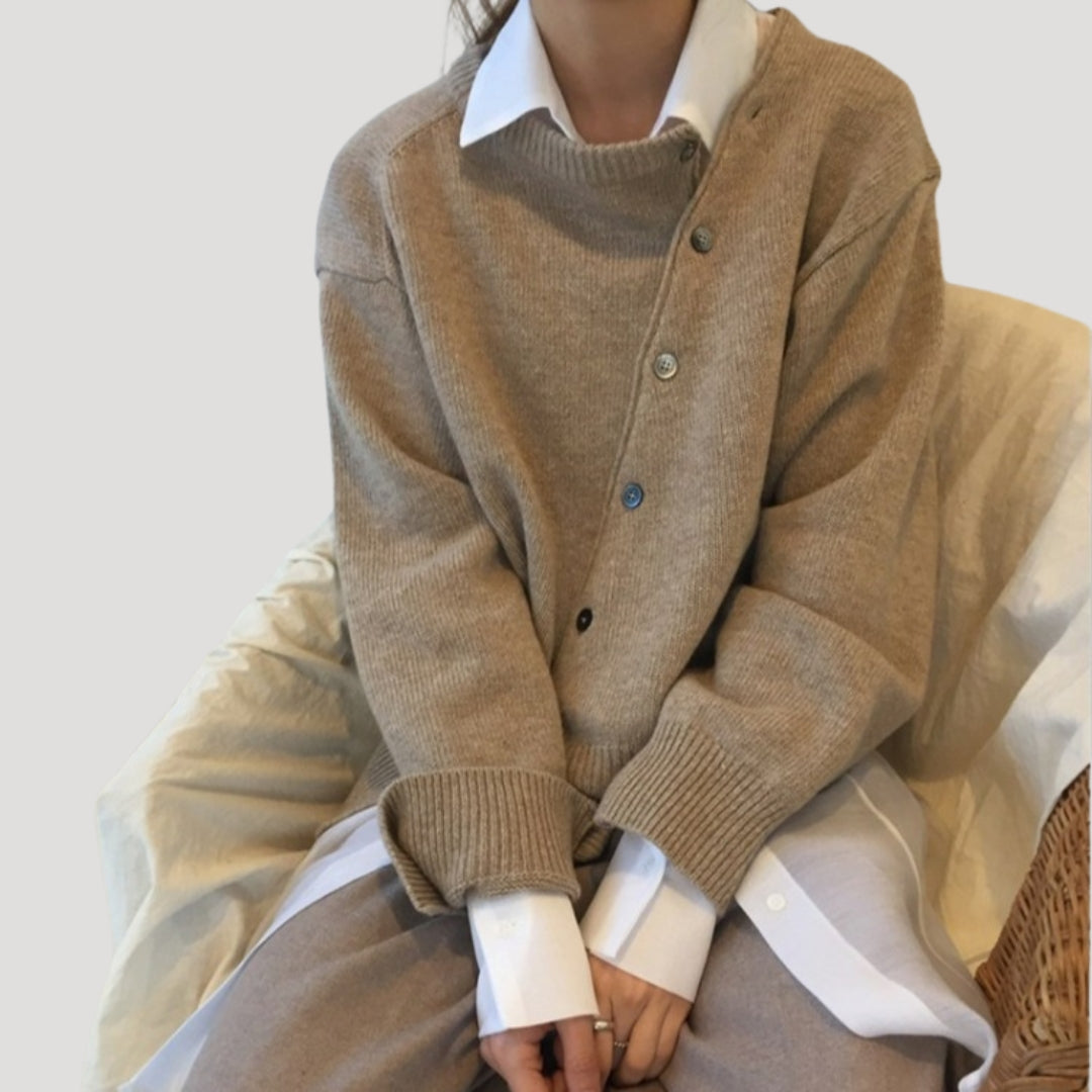 Women’s oversized wool knit cardigan in chunky winter style